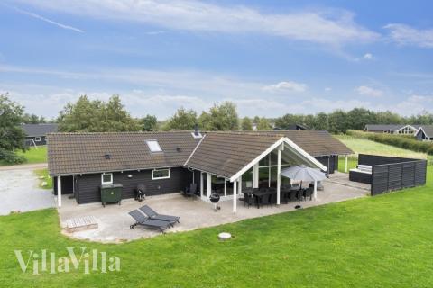 Den praktfulla poolstugan nr 212 med plats för 14 personer ligger i Lolland/Falster/Møn