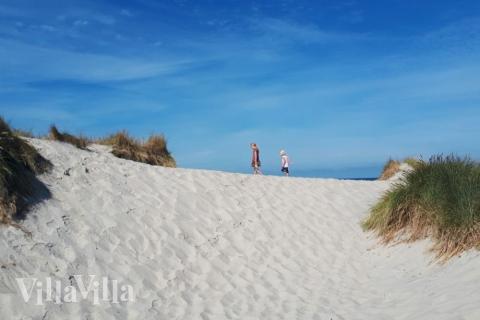 Stranden i närheten av lyxhus 294 i Vestjylland bjuder in till en promenad.