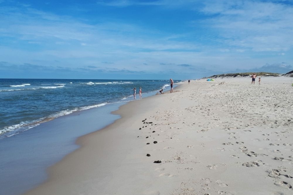 Den vackra stranden i närheten av lyxhus 294 vid Vestjylland.