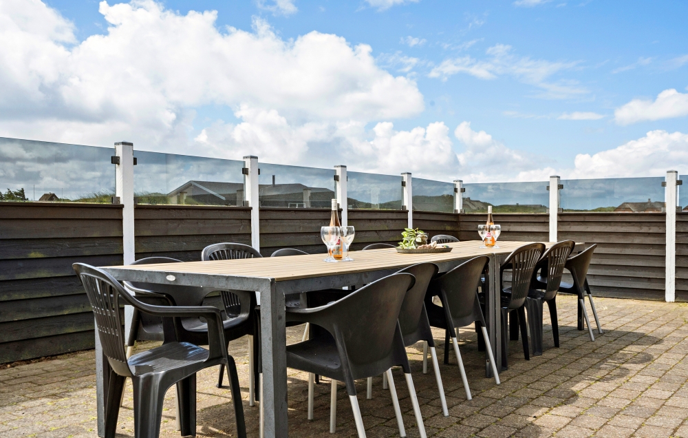 Njut av en grillkväll på terrassen i lyxstuga nr 294 i Vestjylland