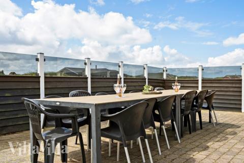 Njut av en grillkväll på terrassen i lyxstuga nr 294 i Vestjylland