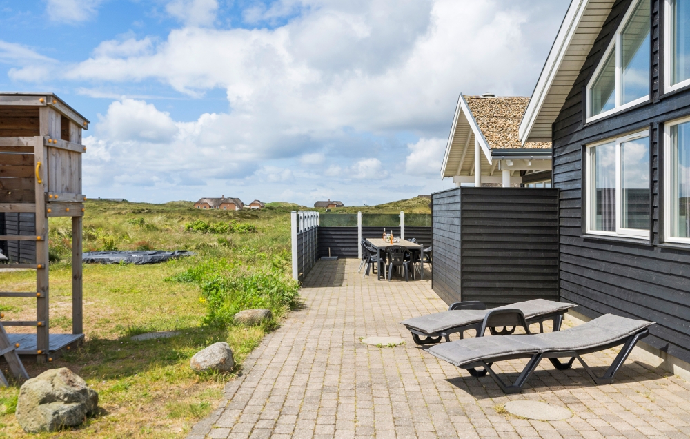 På terrassen i sommarhus nr 294 finns det plats för upp till 18 gäster.