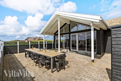 Lyxstuga nr 294 har en härlig terrass med sköna trädgårdsmöbler för 18 personer.