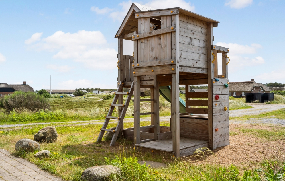 Till den trevliga sommarstugan nr 294 i Vestjylland erbjuds en mängd utomhusaktiviteter, t.ex. lektorn och gungor