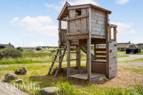 Till den trevliga sommarstugan nr 294 i Vestjylland erbjuds en mängd utomhusaktiviteter, t.ex. lektorn och gungor