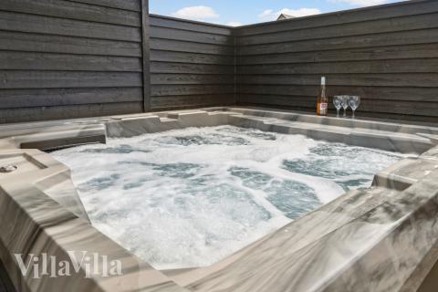 Lyxstuga nr 294 erbjuder bland annat ett härligt spabad