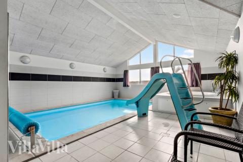 Sommarstuga 294 är inredd med en smakfull poolavdelning som har vattenrutschbana, ett stort inbyggt spapad och bastu