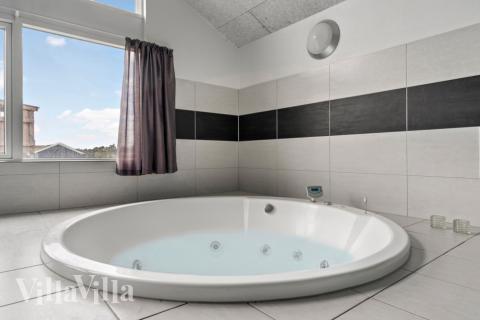 Njut av spabadets värme i lyxstuga nr 294 i Vestjylland