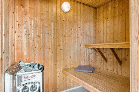 Njut av bastuvärmen i lyxstuga nr 294 för 18 personer