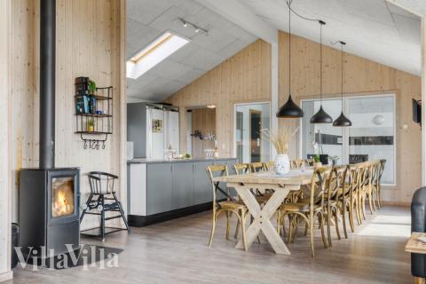 Det stora ljusa vardagsrummet i lyxstuga nr 294 för 18.