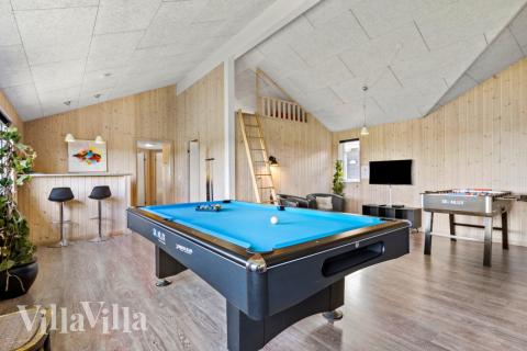 Förutom de många timmar som du kan tillbringa i stugans poolavdelning erbjuder lyxstuga 294 även biljard, bordtennis och dart