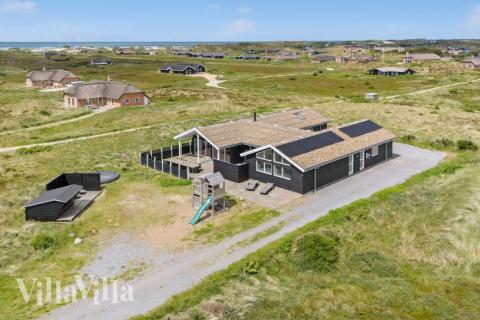 Den praktfulla poolstugan nr 294 med plats för 18 personer ligger i Vestjylland