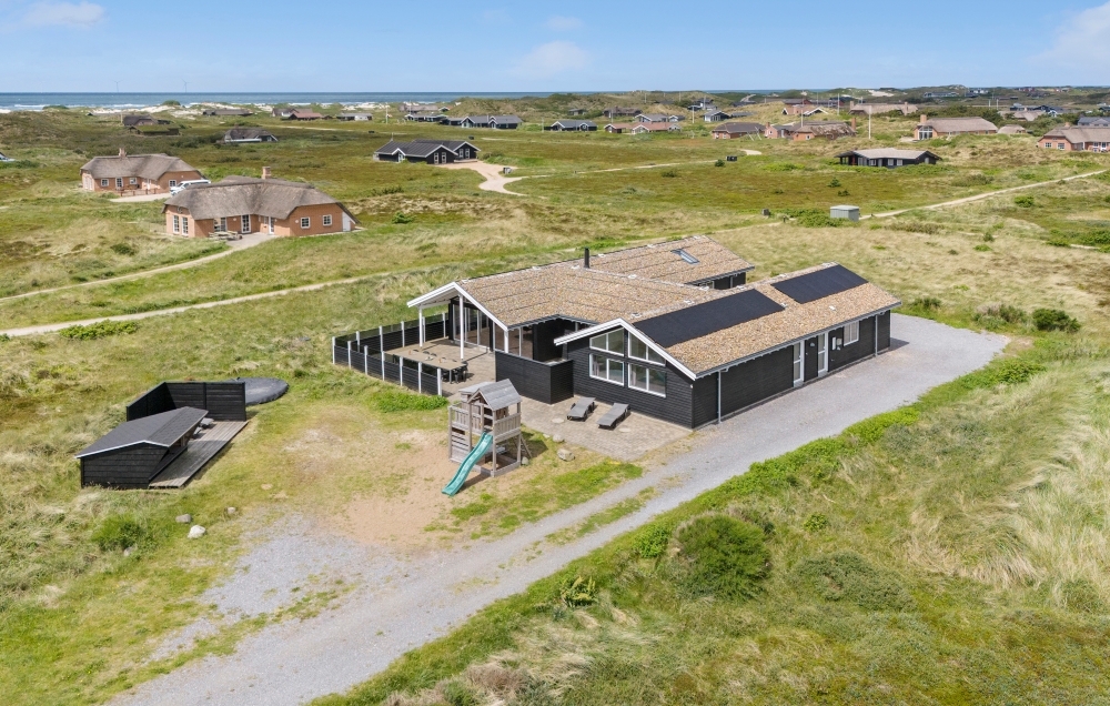 Den praktfulla poolstugan nr 294 med plats för 18 personer ligger i Vestjylland