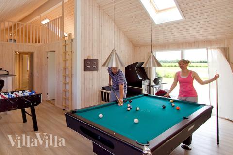 Efter simturen finns oändliga möjligheter för ytterligare underhållning. I aktivitetsrummet kan man utmana varandra i biljard och dart, och huset har naturligtvis också Internet, DVD, Wii och Playstation 2