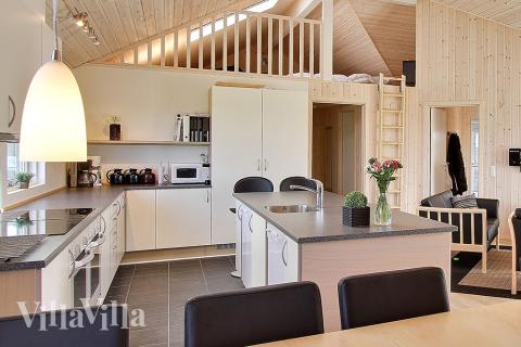 Köket är välutrustat och i öppen förbindelse med vardagsrummet, vilket skapar en social och trevlig atmosfär däremellan under matlagningen