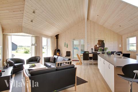 Vardagsrummet är rymligt och husets naturliga samlingspunkt med soffgrupp och matplatser