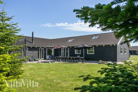 Den praktfulla poolstugan nr 251 med plats för 20 personer ligger i Lolland/Falster/Møn