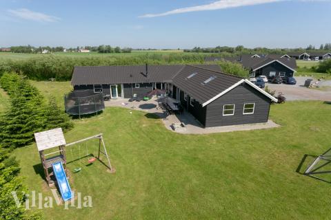 Den tjusiga sommarstugan nr 251 med gott om plats för upp till 20 personer