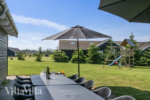 Njut av en grillkväll på terrassen i lyxstuga nr 251 i Lolland/Falster/Møn