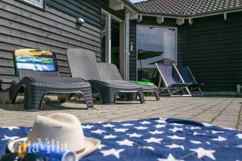 Lyxstuga nr 251 har en härlig terrass med sköna trädgårdsmöbler för 20 personer.