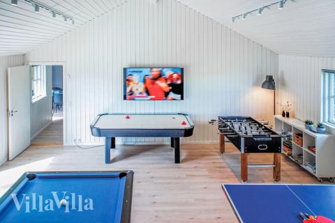 Förutom de många timmar som du kan tillbringa i stugans poolavdelning erbjuder lyxstuga 201 även biljard, bordtennis och dart