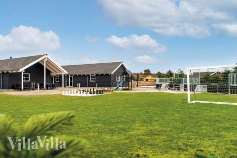 Den praktfulla poolstugan nr 201 med plats för 24 personer ligger i Lolland/Falster/Møn