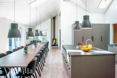 Det stora ljusa vardagsrummet i lyxstuga nr 201 för 24.