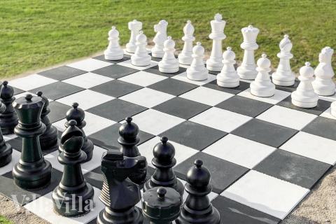 Till den trevliga sommarstugan nr 201 i Lolland/Falster/Møn erbjuds en mängd utomhusaktiviteter, t.ex. lektorn och gungor