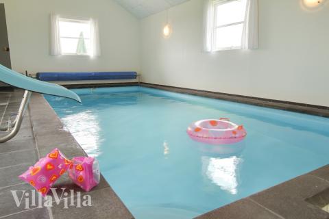 Sommarstuga 201 är inredd med en smakfull poolavdelning som har vattenrutschbana, ett stort inbyggt spapad och bastu