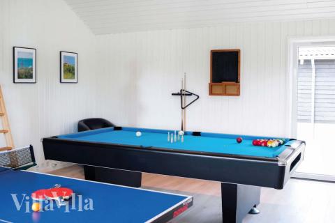 Lyxstuga 201 för 24 personer har ett stort aktivitetsrum med bl.a. biljard och dart