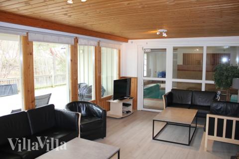 Husets mysiga allrum/vardagsrum har kakelugn, tv, DVD och komfortabla möbler