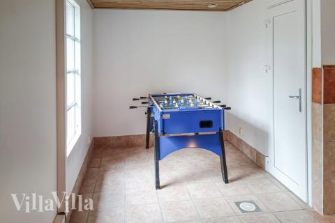 Förutom de många timmar som du kan tillbringa i stugans poolavdelning erbjuder lyxstuga 126 även biljard, bordtennis och dart