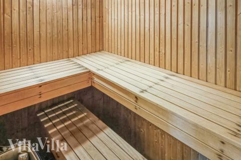 Njut av bastuvärmen i lyxstuga nr 126 för 12 personer