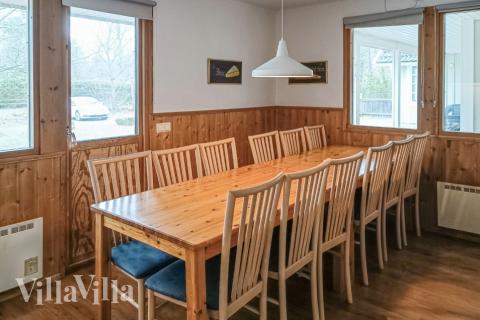 Det stora ljusa vardagsrummet i lyxstuga nr 126 för 12.