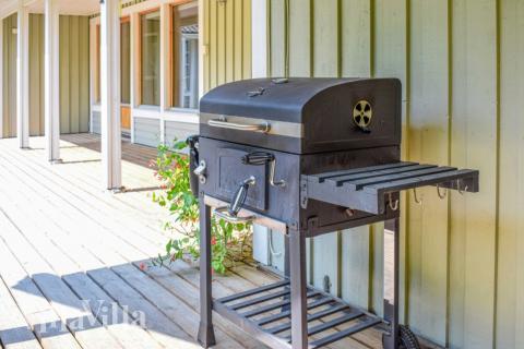 Njut av en grillkväll på terrassen i lyxstuga nr 126 i Sverige