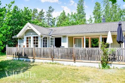 Den praktfulla poolstugan nr 126 med plats för 12 personer ligger i Sverige