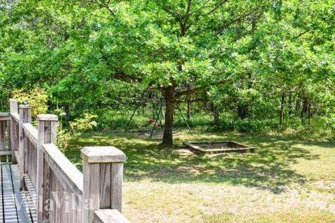 Till den trevliga sommarstugan nr 126 i Sverige erbjuds en mängd utomhusaktiviteter, t.ex. lektorn och gungor