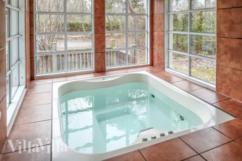 Njut av spabadets värme i lyxstuga nr 126 i Sverige