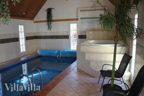 Husets stora poolavdelning är ett paradis för alla vattenälskare – med pool, barnpool och spa