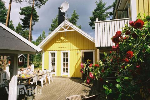 Husets stora terrass ligger skyddat för insyn och perfekt för långa trevliga grillkvällar och soliga sommardagar