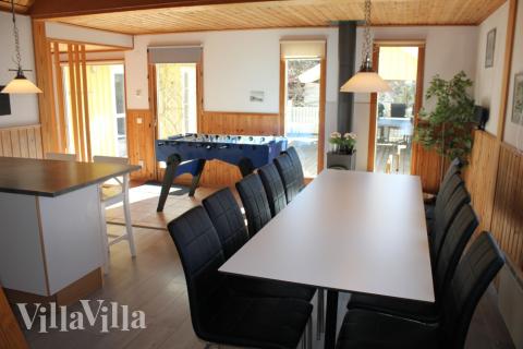 Vardagsrummet i lyxstuga nr. 127 har plats för 12 personer.