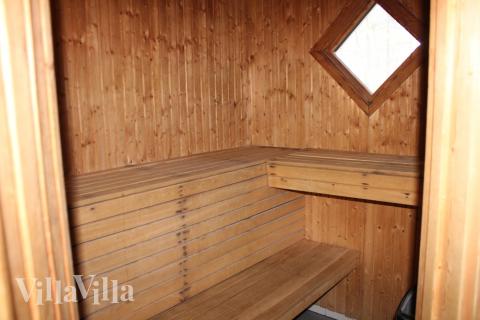 Njut av bastuvärmen i lyxstuga nr 127 för 12 personer