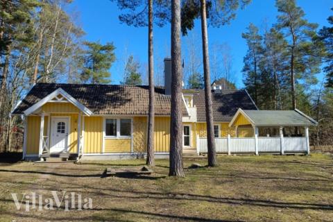 Den praktfulla poolstugan nr 127 med plats för 12 personer ligger i Sverige