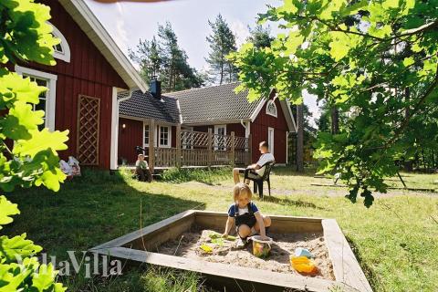 Huset ligger på en naturtomt i ett skönt område nära Köpingsvik och barnvänlig sandstrand