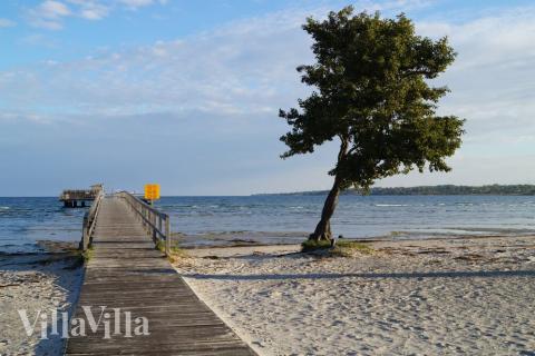 Stranden i närheten av lyxhus 84 i Sverige bjuder in till en promenad.