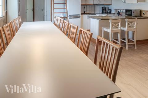 Det stora ljusa vardagsrummet i lyxstuga nr 84 för 18.