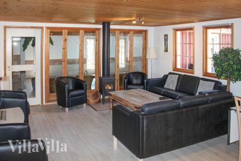 I soffhörnan i lyxstuga 84 i Sverige kan ni spela brädspel eller titta på film tillsammans.