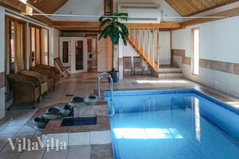 Den härliga poolen i lyxstuga nr 84 för 18 personer