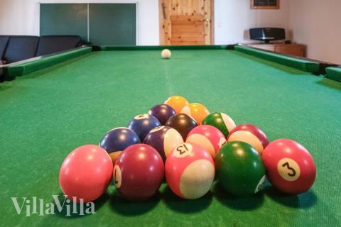 Lyxstuga 84 för 18 personer har ett stort aktivitetsrum med bl.a. biljard och dart