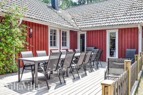 Lyxstuga nr 84 har en härlig terrass med sköna trädgårdsmöbler för 18 personer.